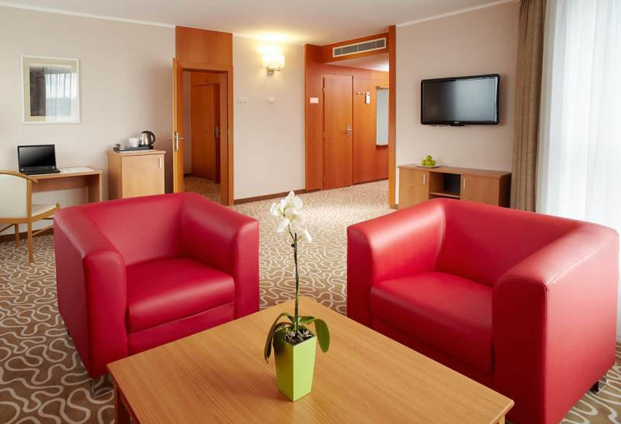 Orea Hotel Pyramida Praha Exterior photo A room at the hotel