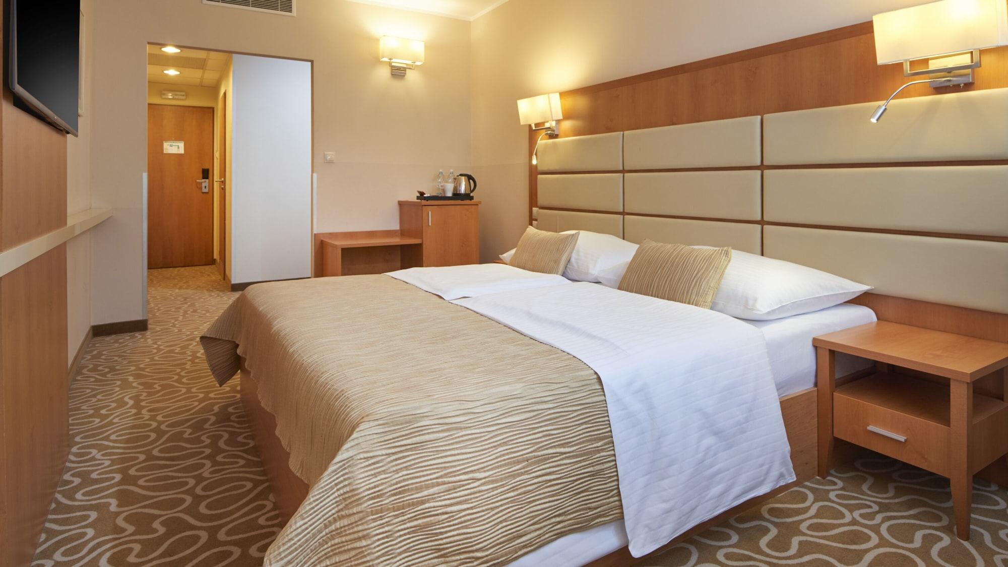 Orea Hotel Pyramida Praha Exterior photo Room in a modern Polish hotel