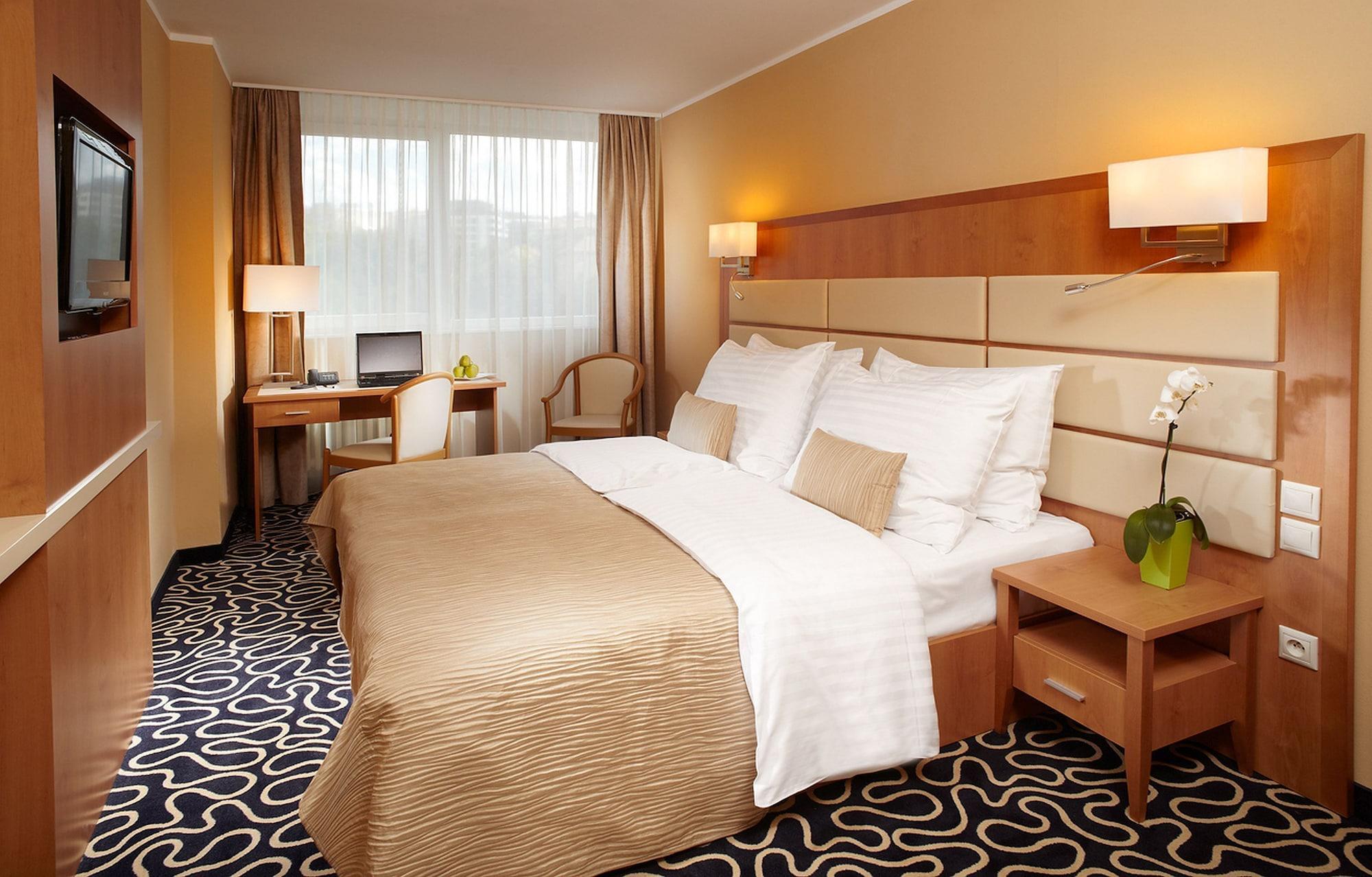 Orea Hotel Pyramida Praha Exterior photo Room in a modern hotel