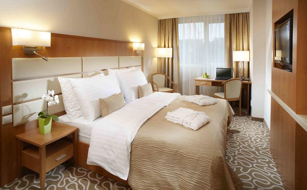 Orea Hotel Pyramida Praha Exterior photo A room at the hotel