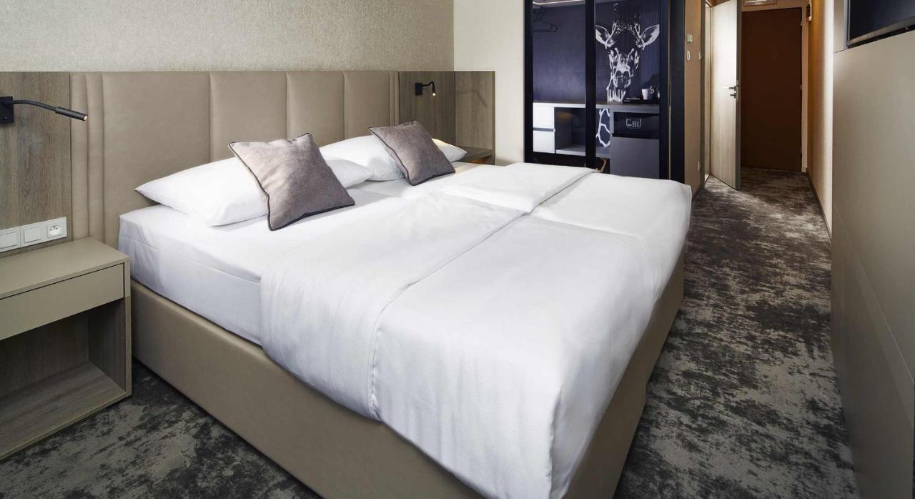 Orea Hotel Pyramida Praha Exterior photo Room interior