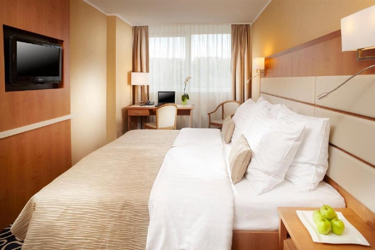 Orea Hotel Pyramida Praha Exterior photo A room at the hotel