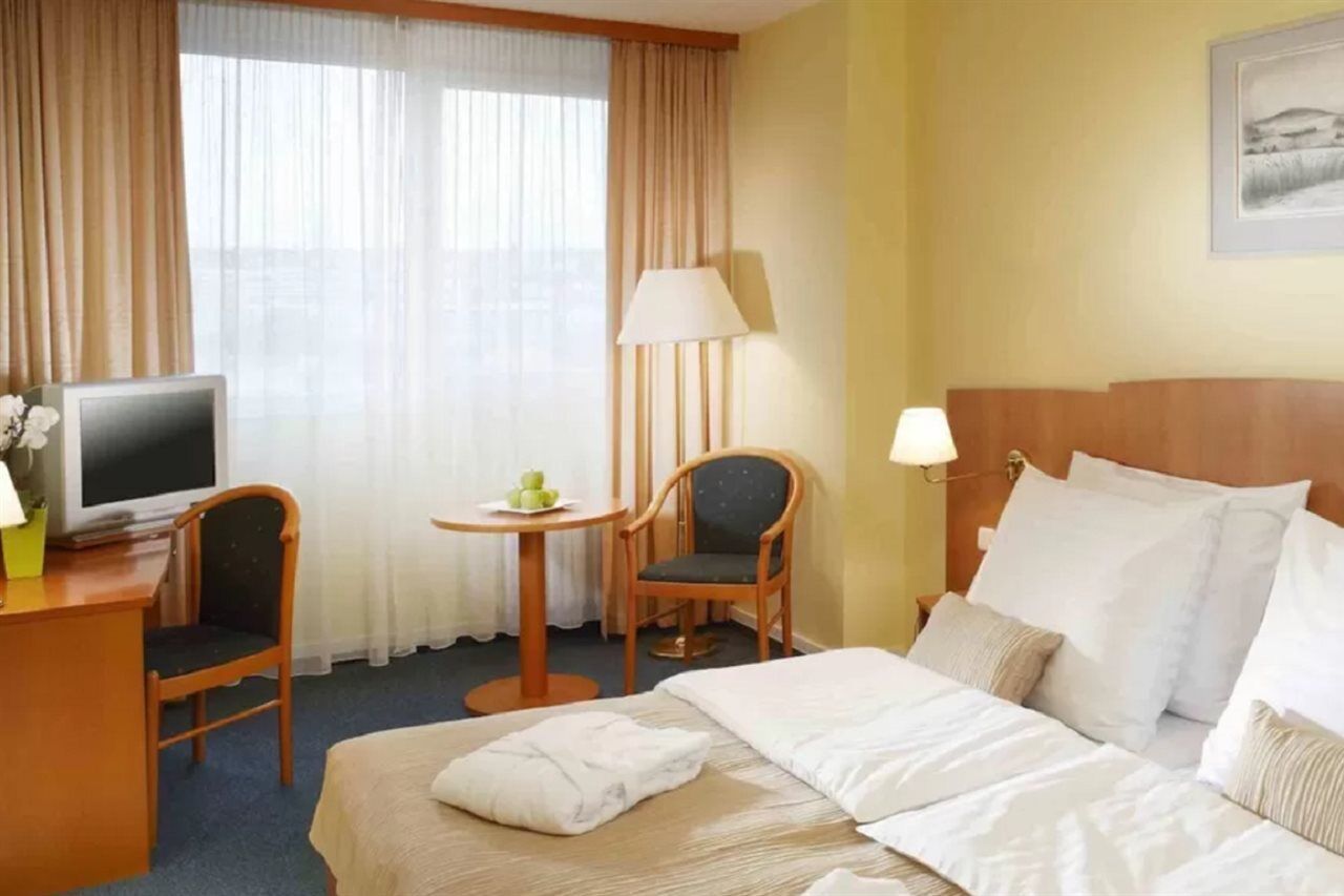 Orea Hotel Pyramida Praha Exterior photo A room at the airport